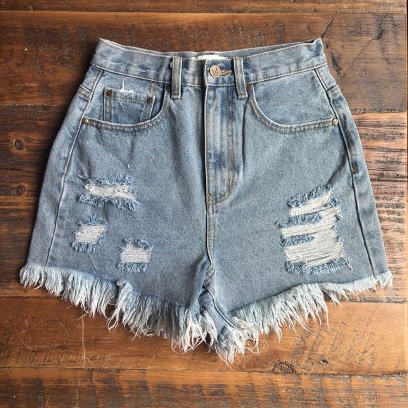 NWT MinkPink High-Waisted Cruise Denim Shorts - Size XS - Picture 1 of 4